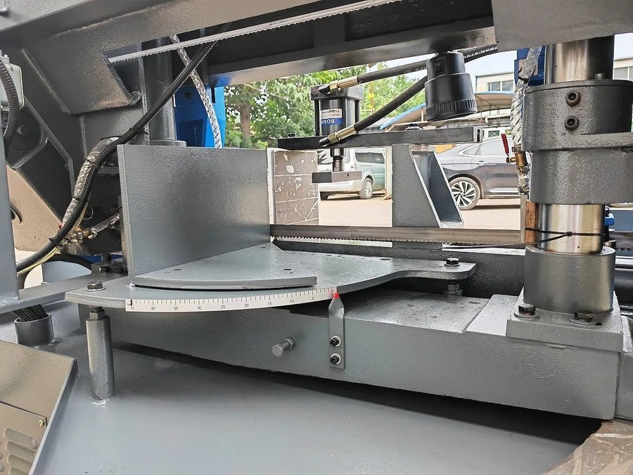 MetalTec BS 300 CZ ленточнопильный станок c поворотом пильного модуля под углом до 60° — изображение 12