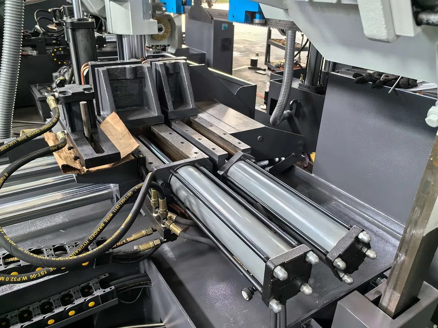 MetalTec MBS 430 CА автоматический колонный ленточнопильный станок — изображение 9
