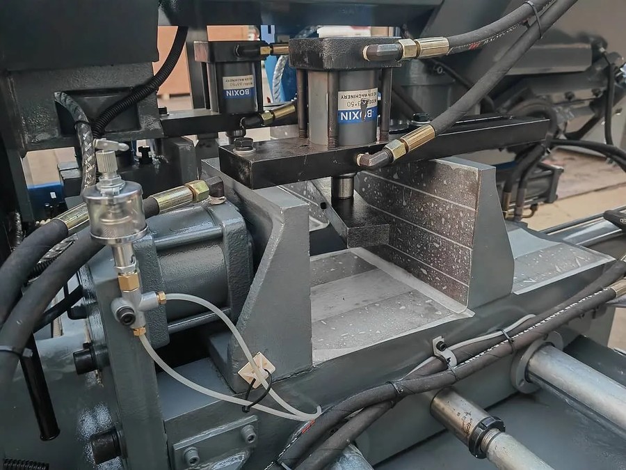 MetalTec BS 300 ZA автоматический колонный ленточнопильный станок с поворотом до 60° — изображение 10