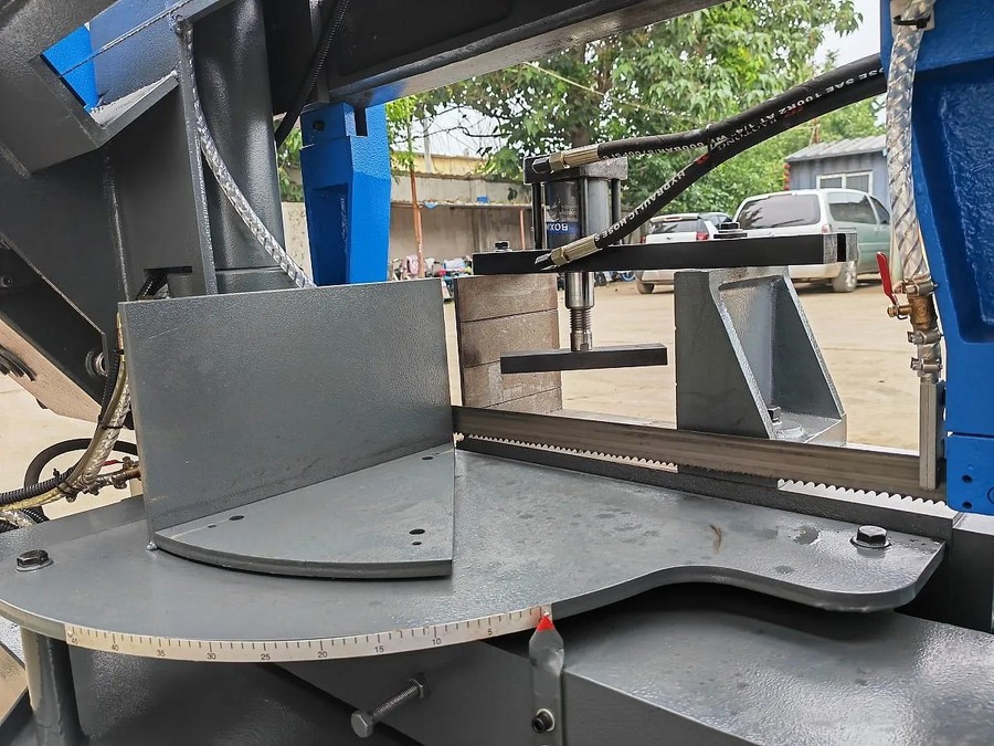 MetalTec BS 350 CZ ленточнопильный станок c поворотом пильного модуля под углом до 60° — изображение 13